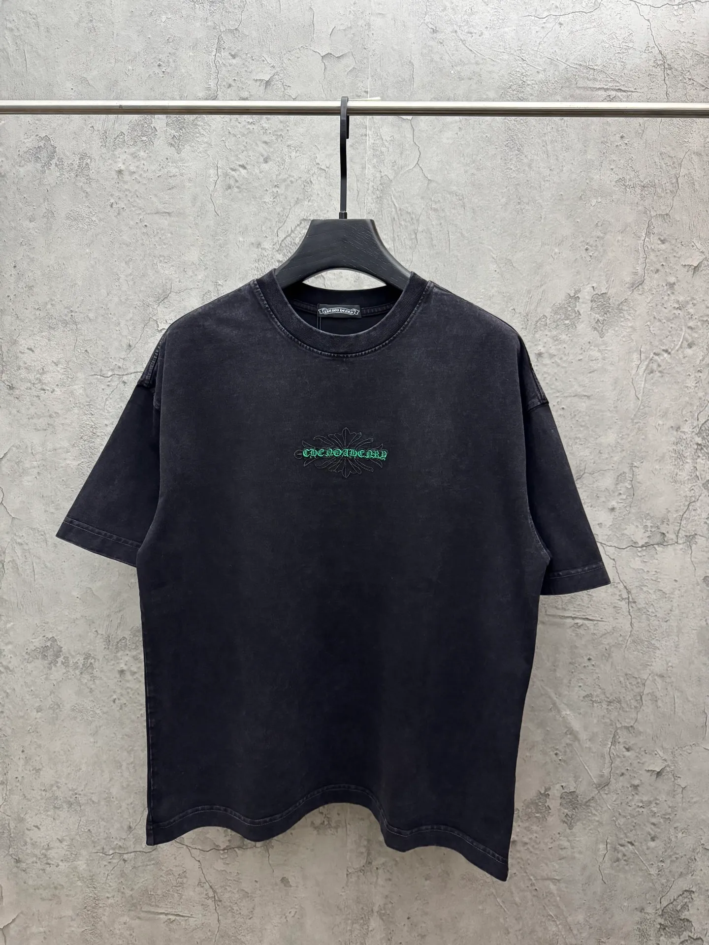 P230 top version, real shot without P, ​​different from market currency) 𝗖𝗵𝗿𝗼𝗺𝗲 𝗛𝗲𝗮𝗿𝘁𝘀/Cro Heart 2026 Spring New Original Single Counter American Washed 3D Three-dimensional Embroidered Couple Short Sleeves 👑The highest version! Customized fabric 320 grams, washed and fried. Best-selling model at the counter. Very comfortable to wear. Accessories: Original molded and authenticated collar label➕100% silk wash label. Genuine purchase-grade original hangtag➕matching hanging rope➕3D hanging beads➕original packaging bag. Craftsmanship: The original version has consistent wiring! The highest version of the armhole matching technique! Color: Gray Black Size: S M L XL Style No.: 6605